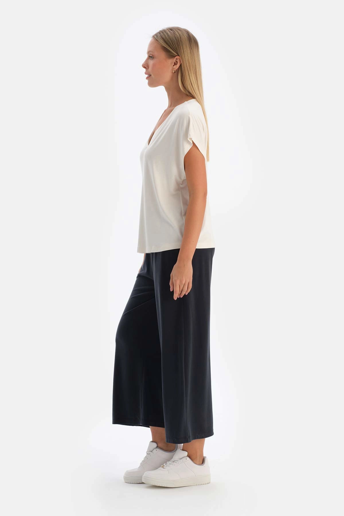 Kırık Beyaz Pilikaşeli V Yaka Tişört