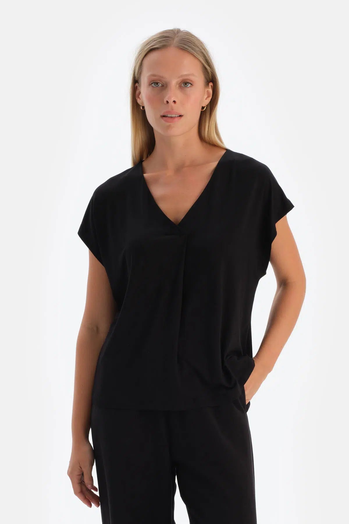 Siyah Pilikaşeli V Yaka Tişört