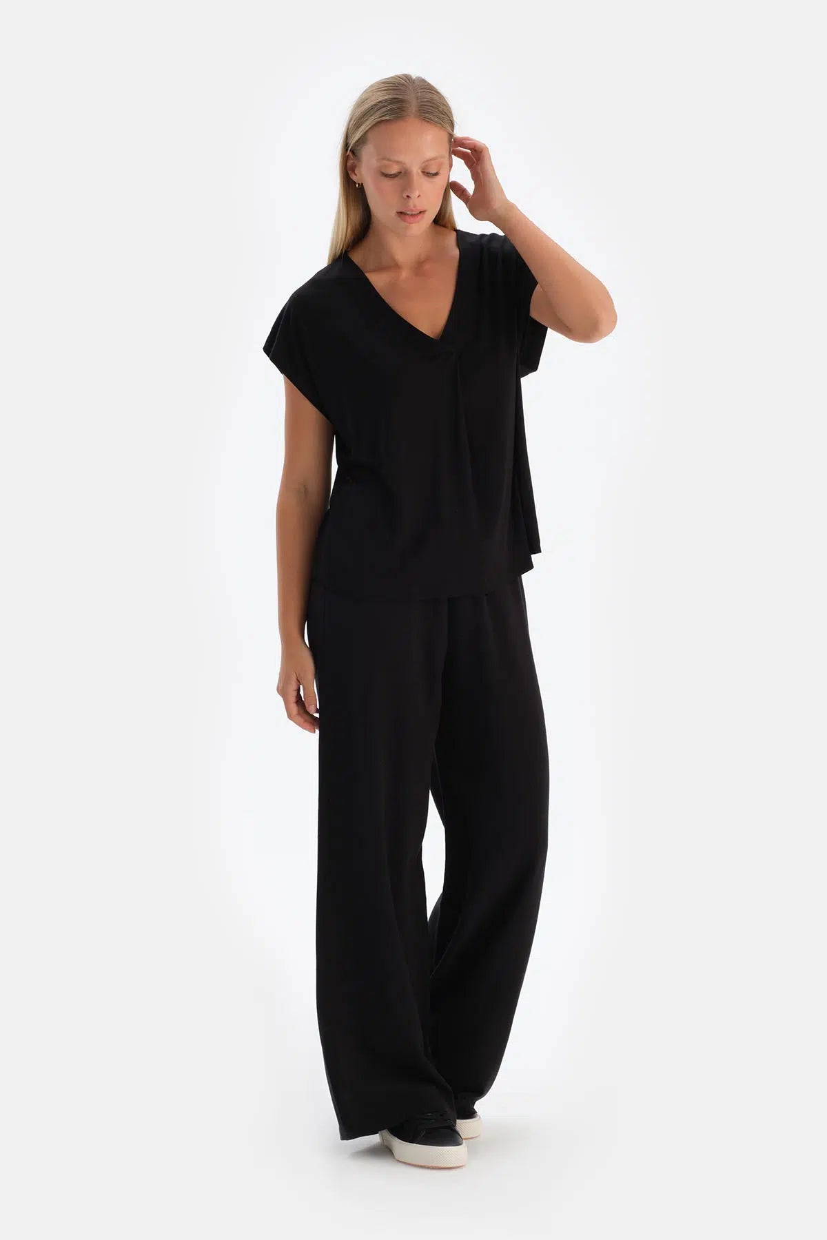 Siyah Pilikaşeli V Yaka Tişört