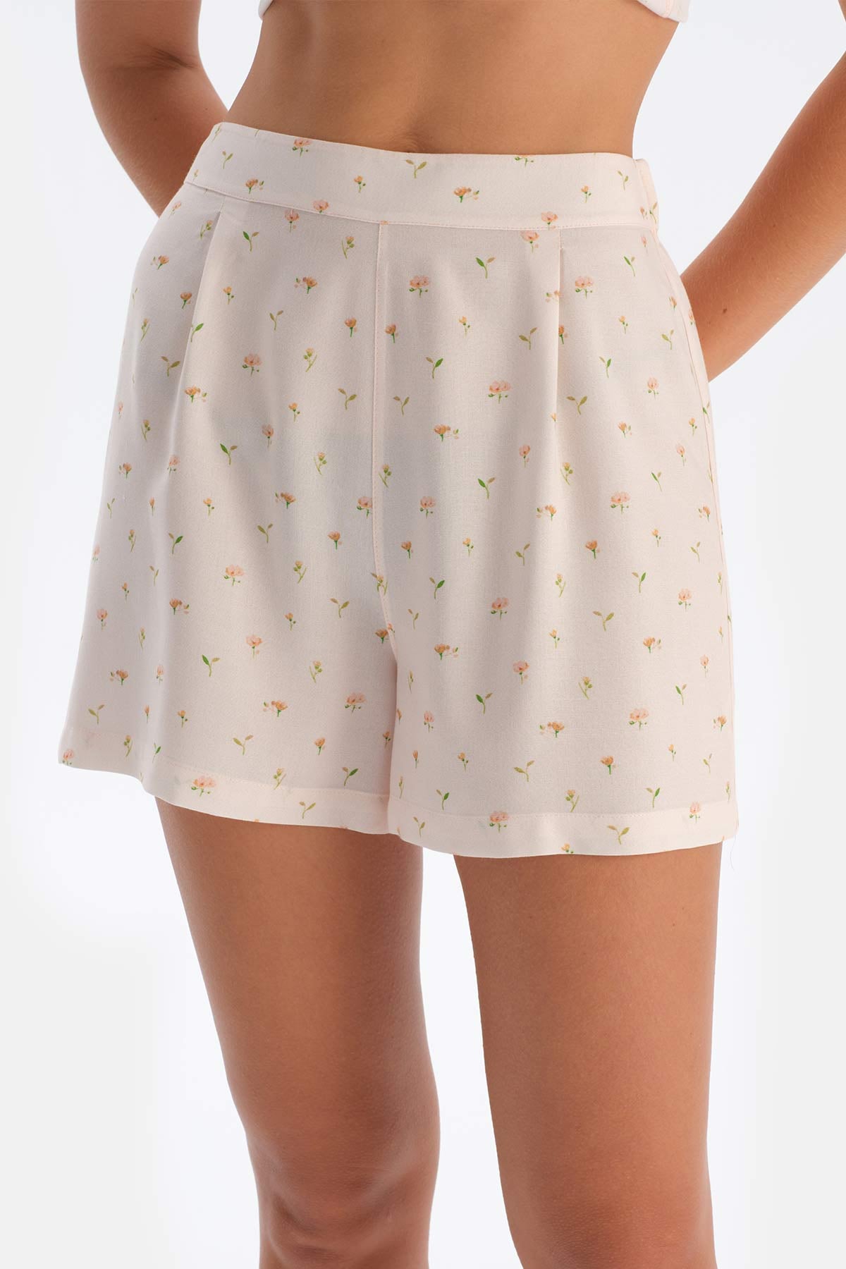 Kırık Beyaz Desenli Dokuma Şort