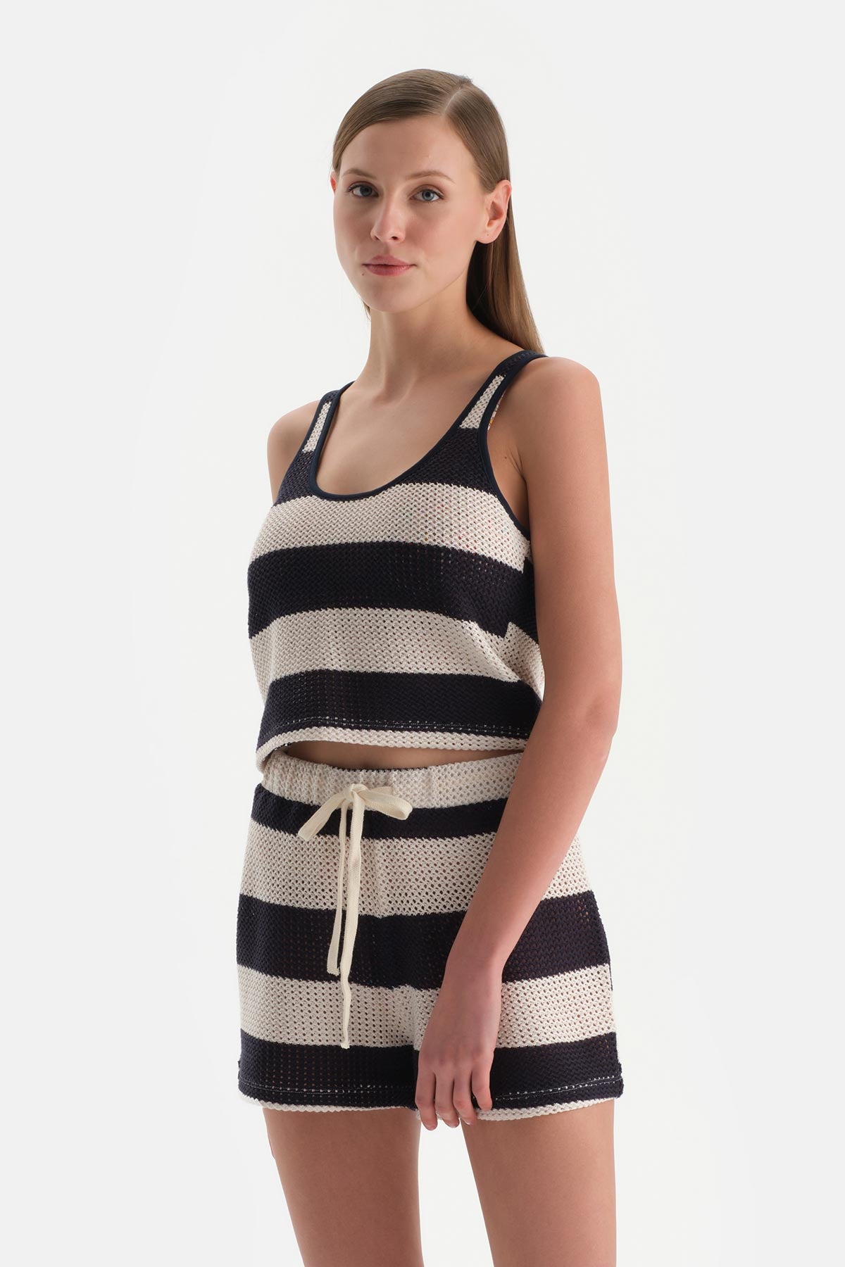 Beyaz-Lacivert Askılı Üst