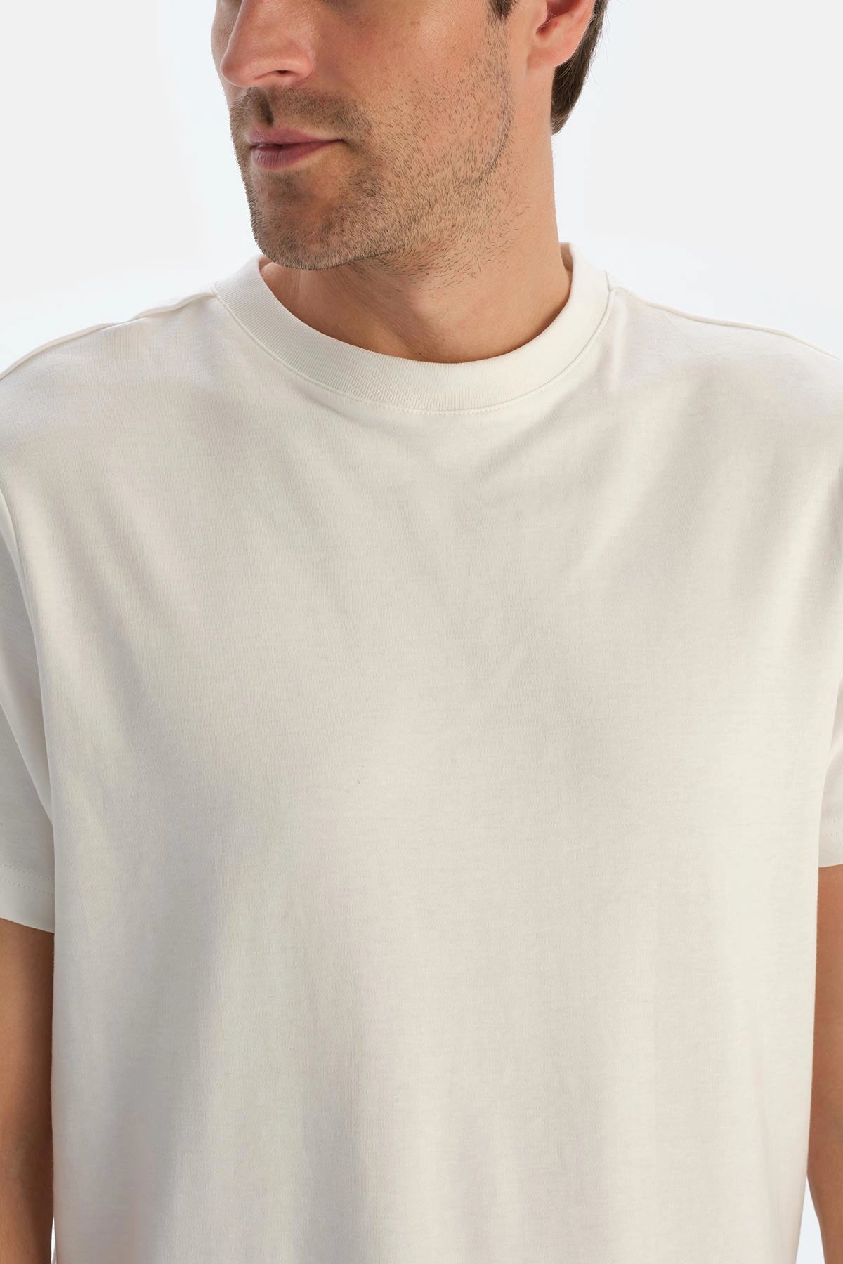 Beyaz Erkek Bis Yaka Ipek Apre Tişört
