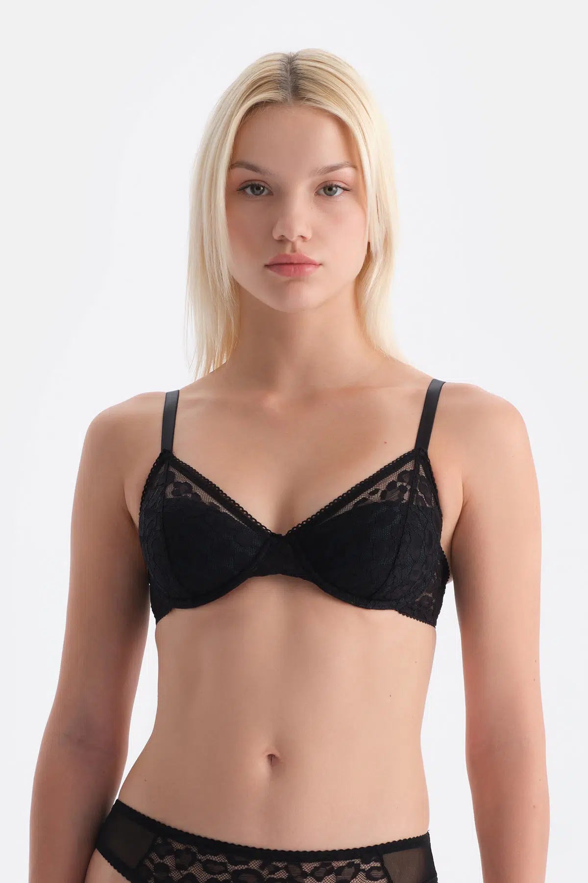 Siyah Dantel Detaylı Sütyen
