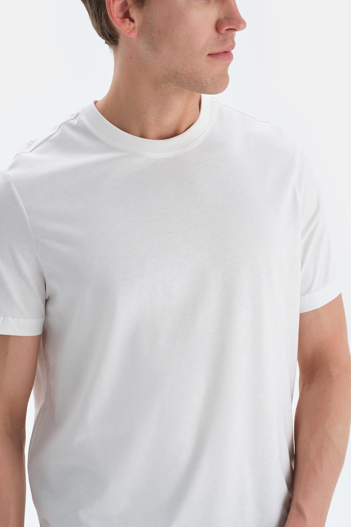 Beyaz Bisiklet Yaka Kısa Kollu Supima Tişört