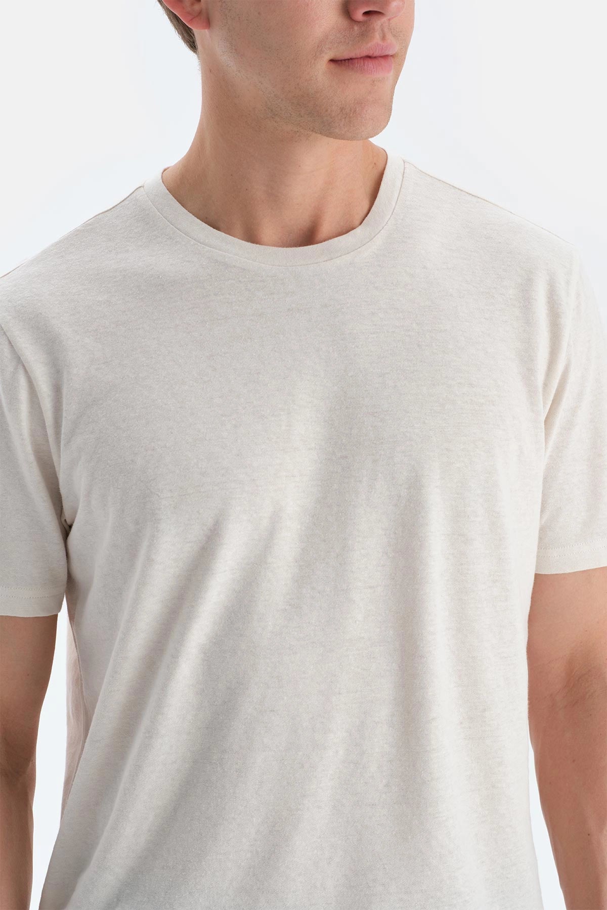 Ekru Bisiklet Yaka Örme Keten Karışımlı Tişört