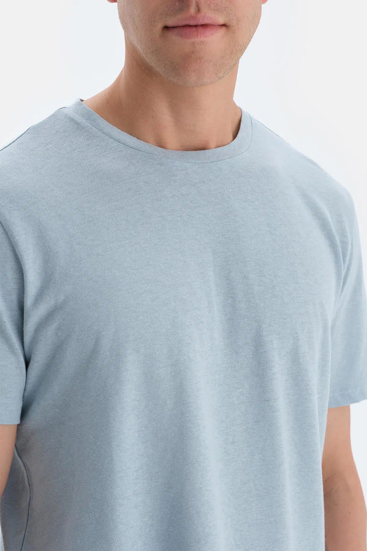 Açık Mavi Bisiklet Yaka Örme Keten Karışımlı Tişört