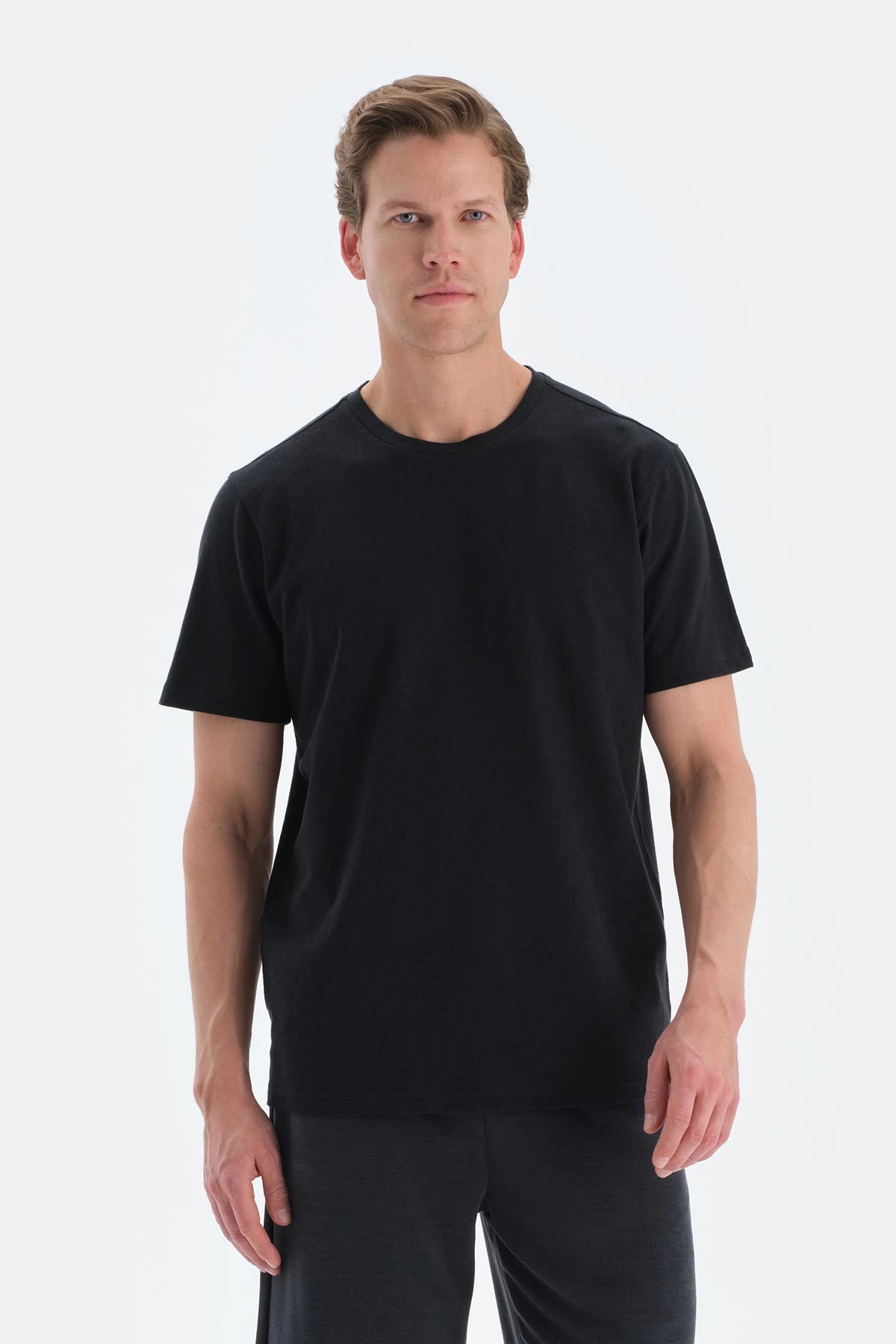 Siyah Bisiklet Yaka Örme Keten Karışımlı Tişört