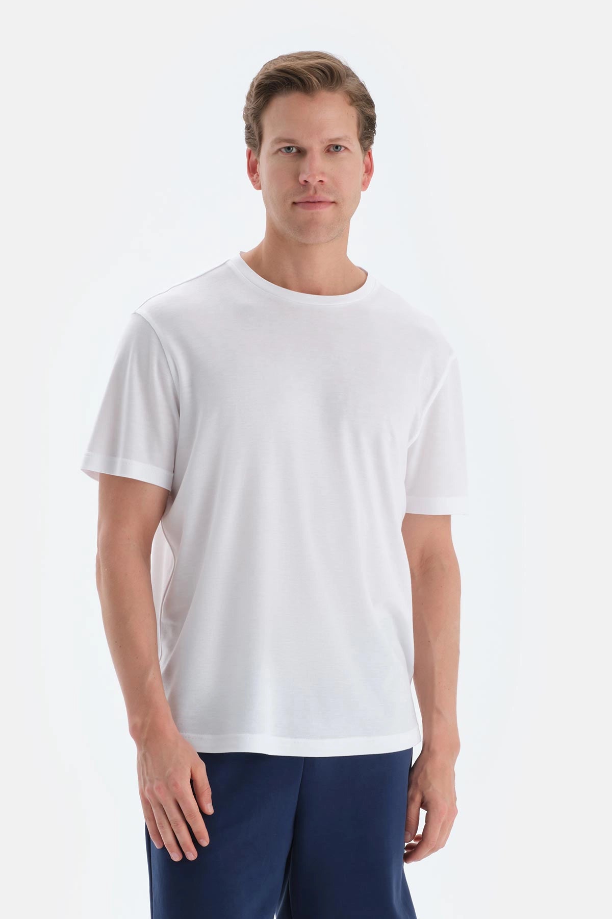 Beyaz Cool Touch Relax Fıt Kısa Kollu Tişört