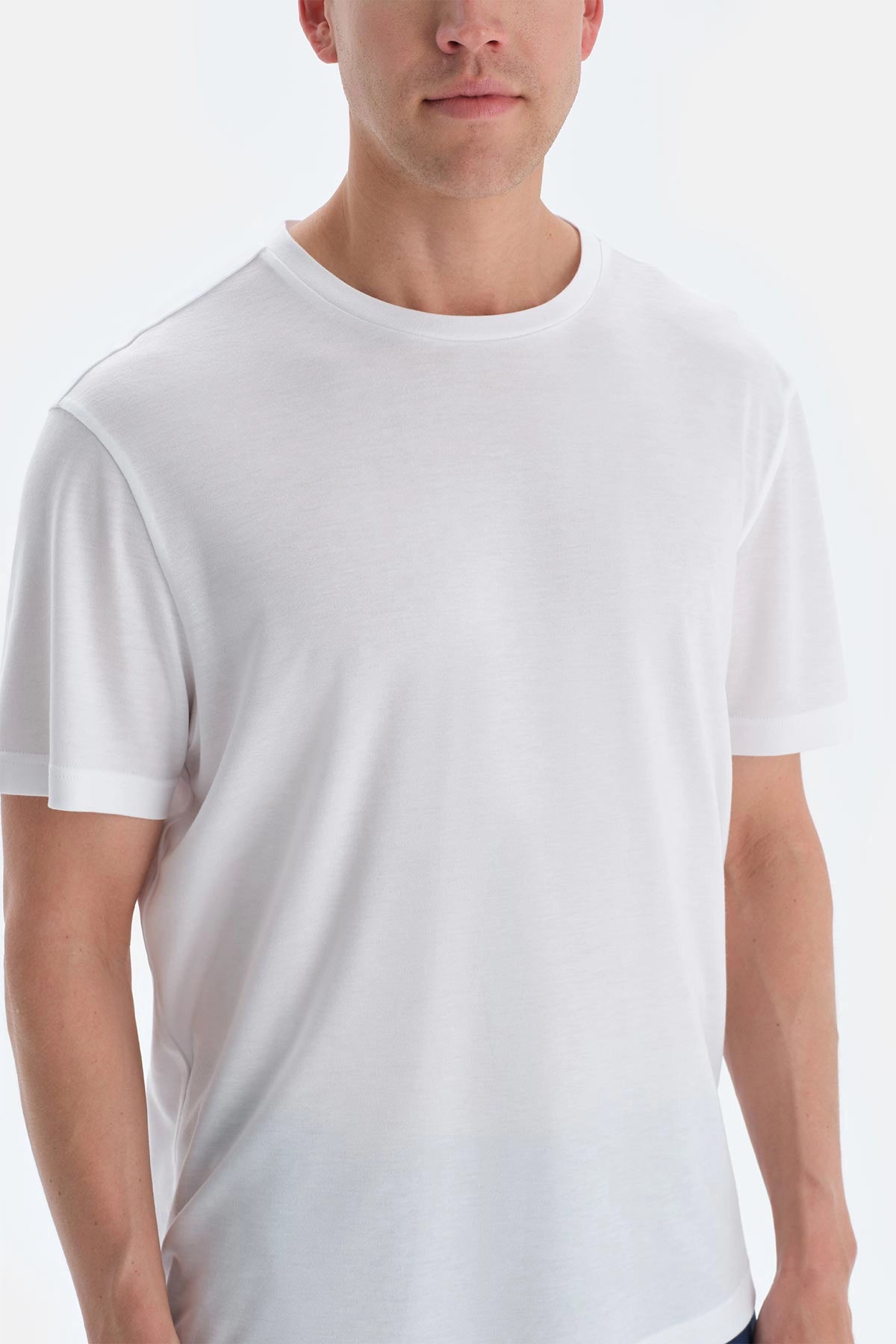 Beyaz Cool Touch Relax Fıt Kısa Kollu Tişört