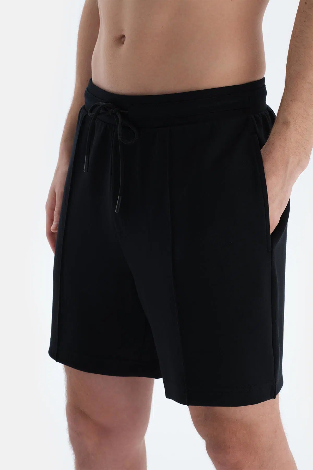 Siyah Nervür Detaylı Cepli Ve Kordonlu Şort