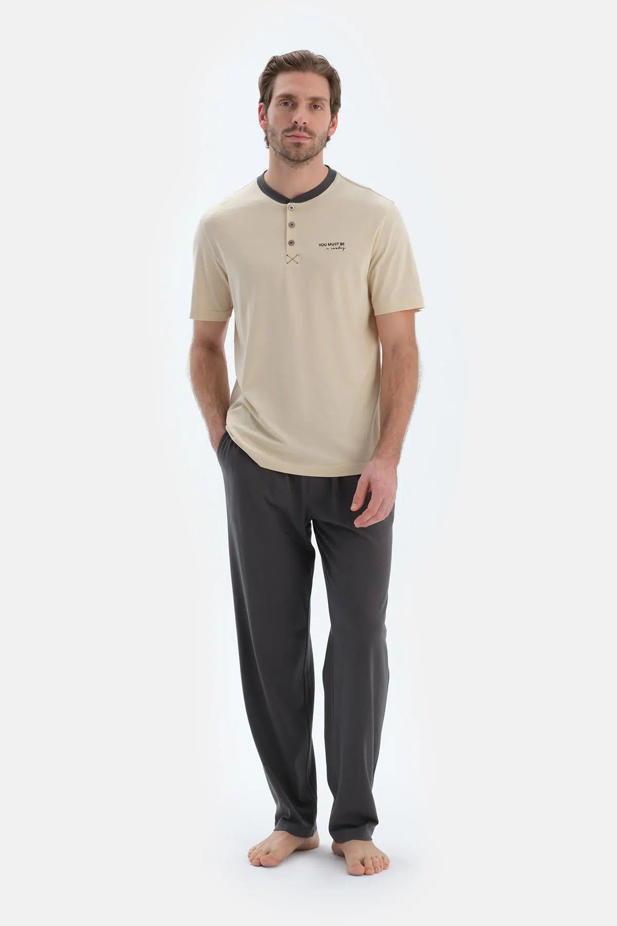 Taş Kısa Kollu Pat ve Baskı Detaylı Tişört Pantolon Pijama Takımı