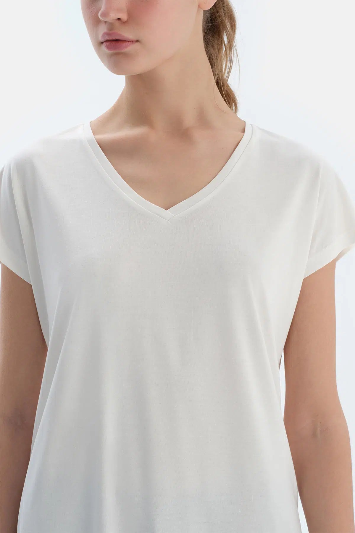 Kırık Beyaz V Yaka Modal Tişört