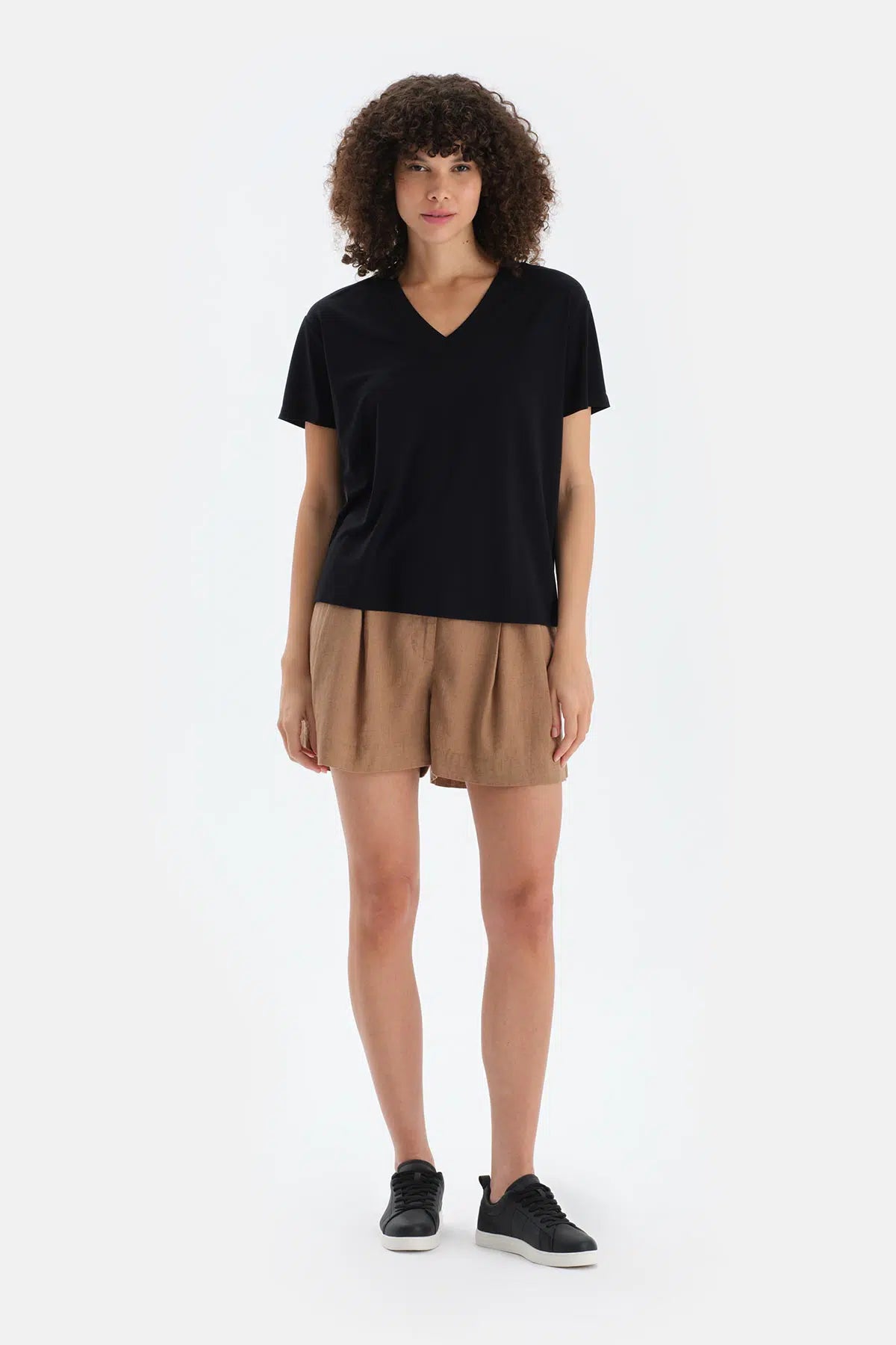 Siyah V Yaka Kısa Kollu Tişört