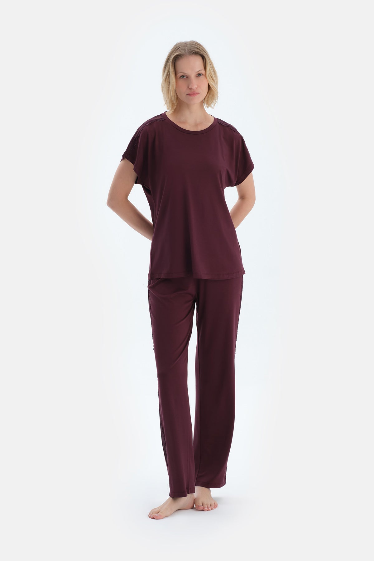 Mürdüm Dantel Detaylı Kısa Kollu Viskon Tişört Pantolon Pijama Takımı