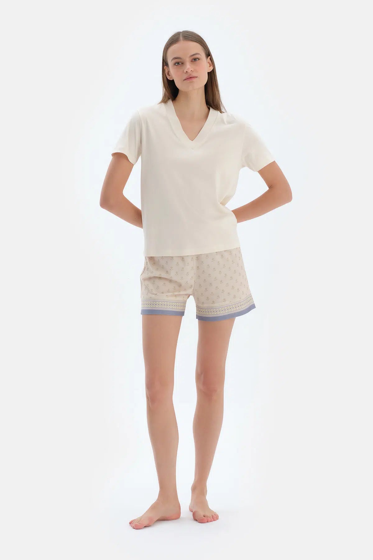 Ekru V Yaka Kısa Kollu Tişört Pantolon Pijama Takımı