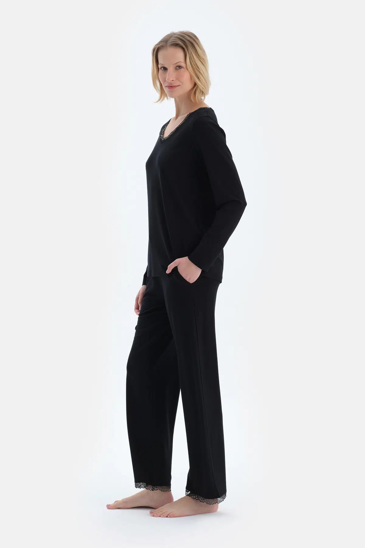 Siyah Dantel Detaylı V Yaka Uzun Kollu Tişört Pantolon Pijama Takımı