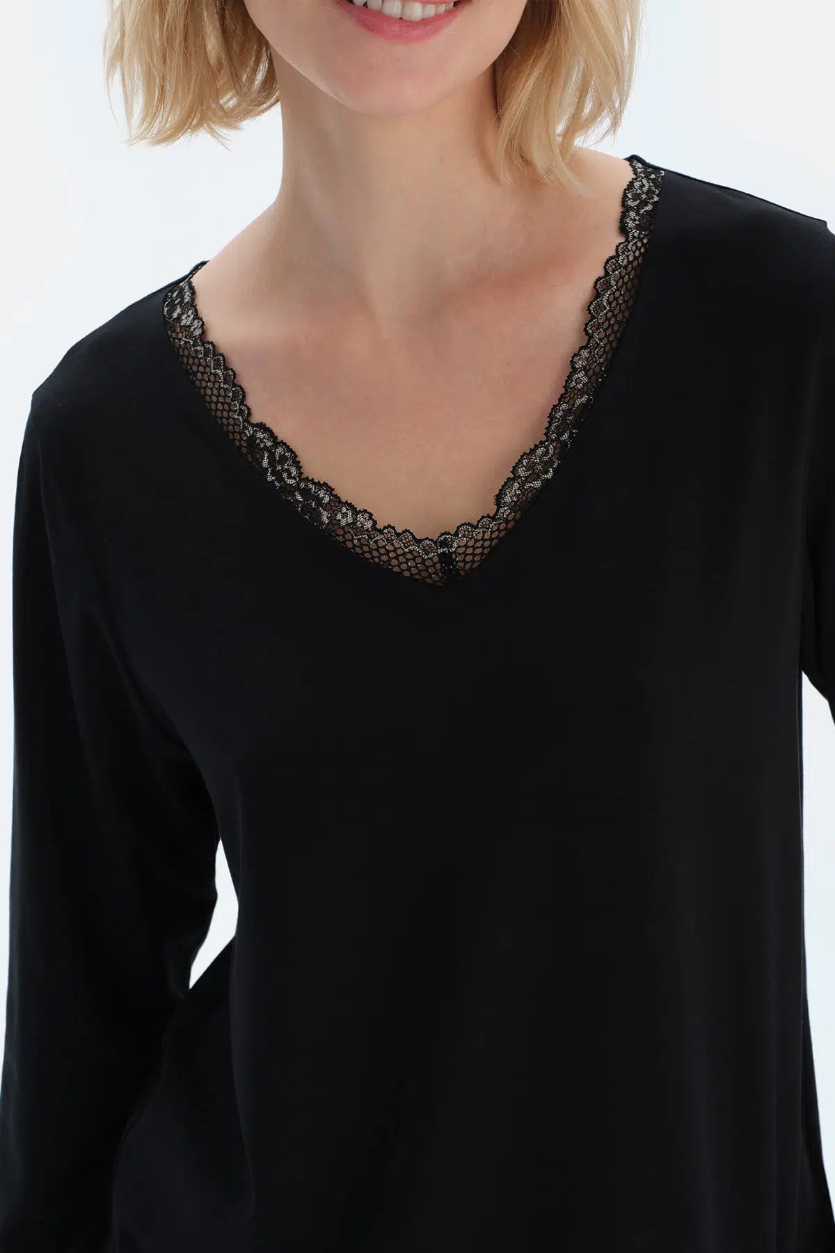 Siyah Dantel Detaylı V Yaka Uzun Kollu Tişört Pantolon Pijama Takımı