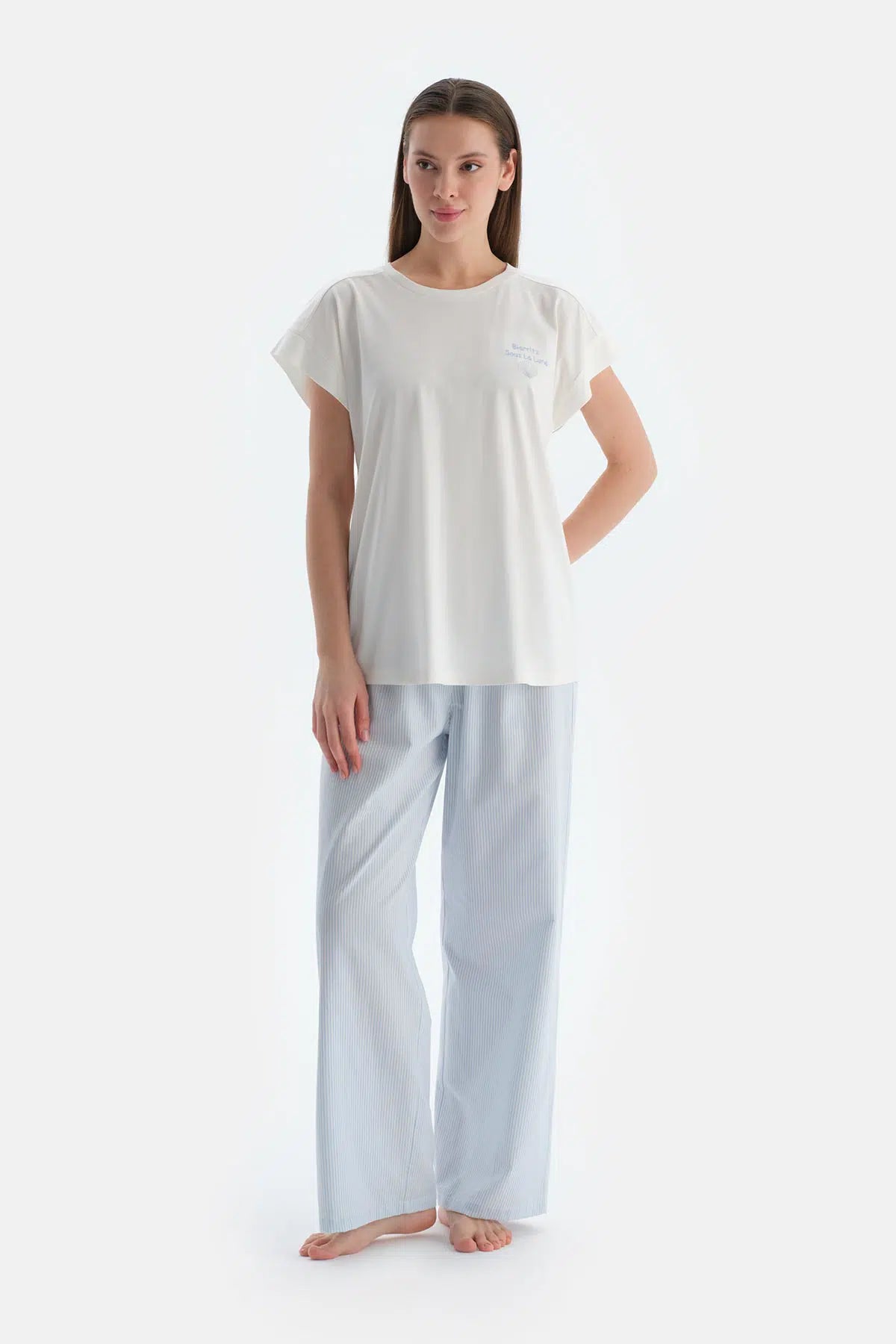 Kırık Beyaz Baskı Detaylı Altı Çizgili Tişört Pantolon Pijama Takımı