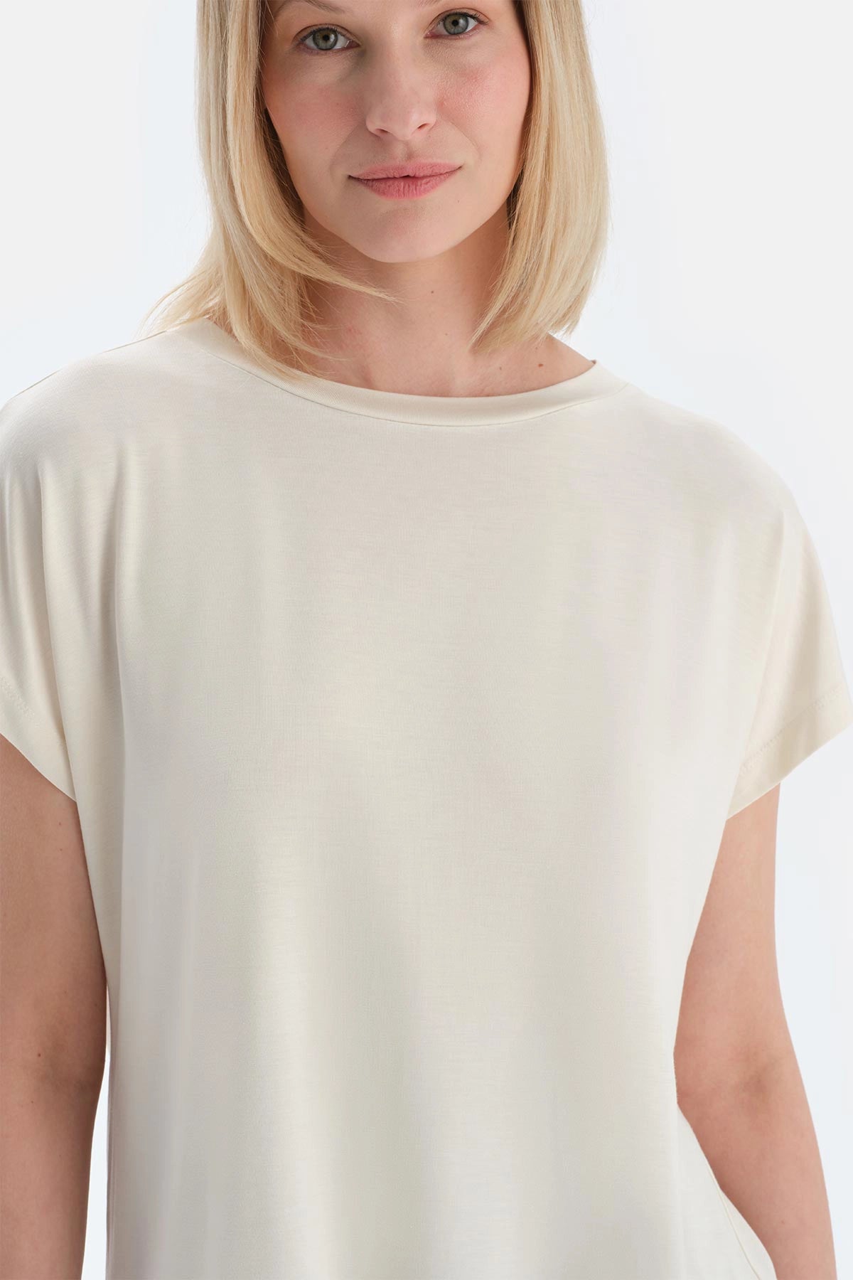 Ekru Düşük Omuzlu Kısa Kollu Viskon Tişört Pantolon Pijama Takımı