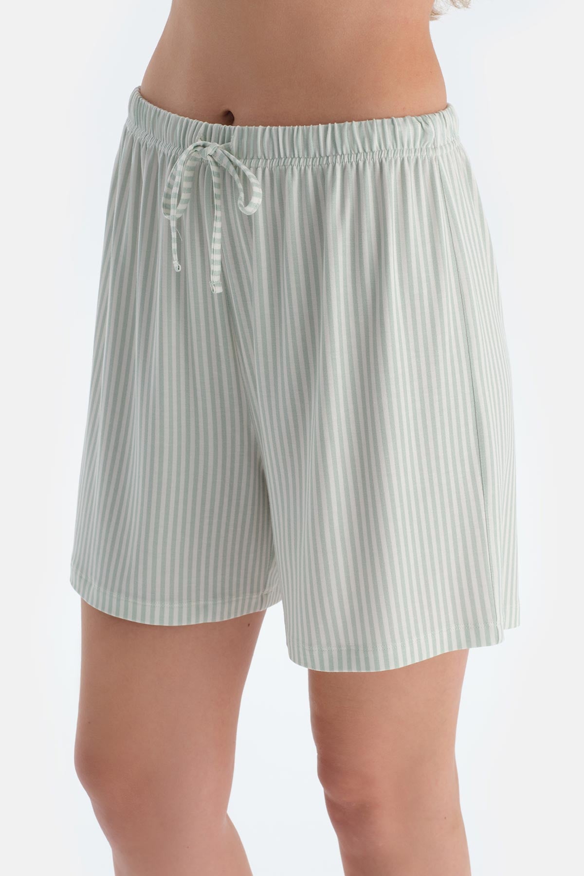 Ekru V Yaka Kısa Kollu Tişört Şort Pijama Takımı