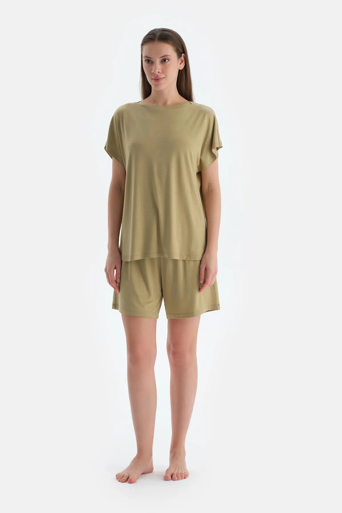 Yağ Yeşili Düşük Omuzlu Kısa Kollu Viskon Tişört Şort Pijama Takımı