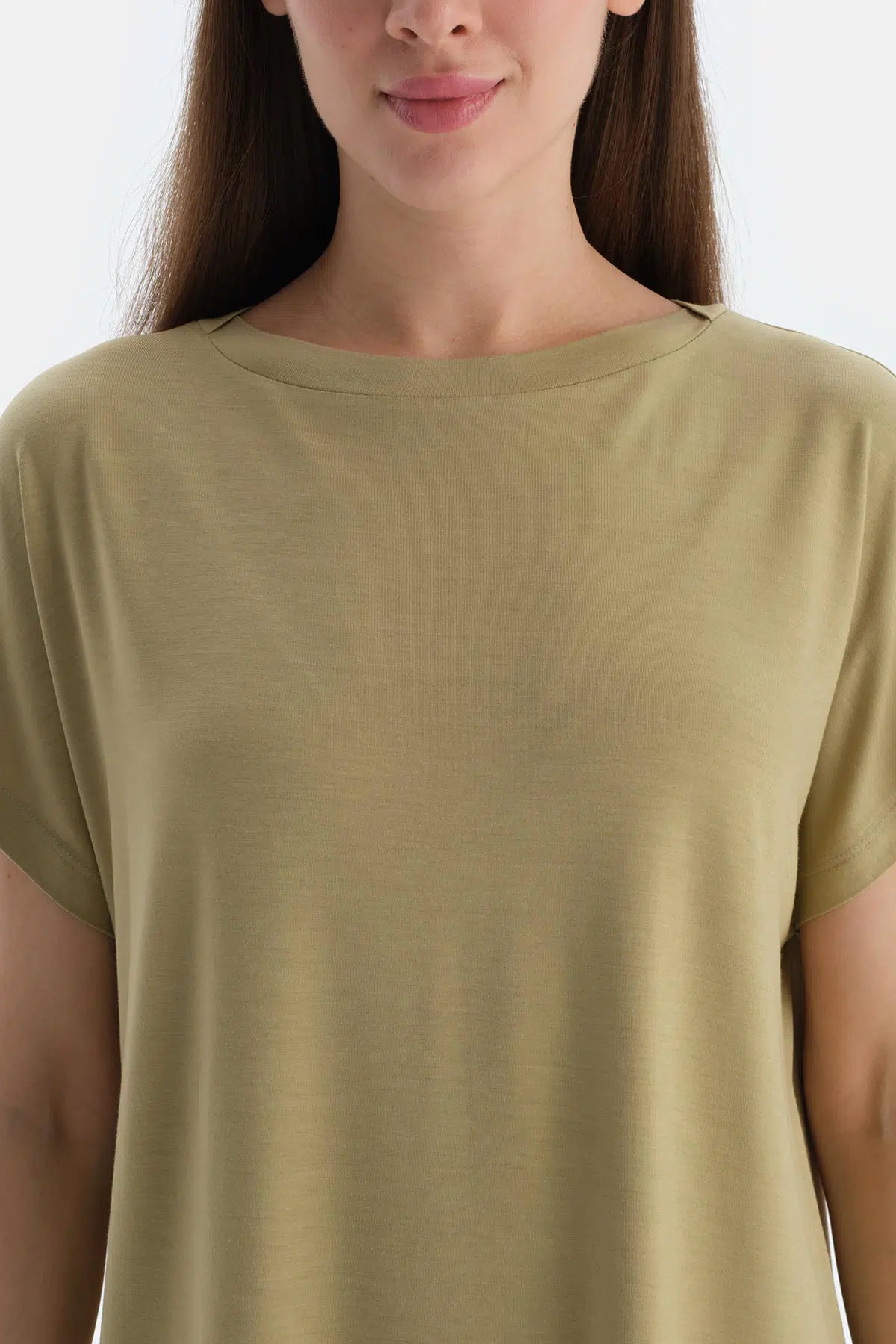 Yağ Yeşili Düşük Omuzlu Kısa Kollu Viskon Tişört Şort Pijama Takımı