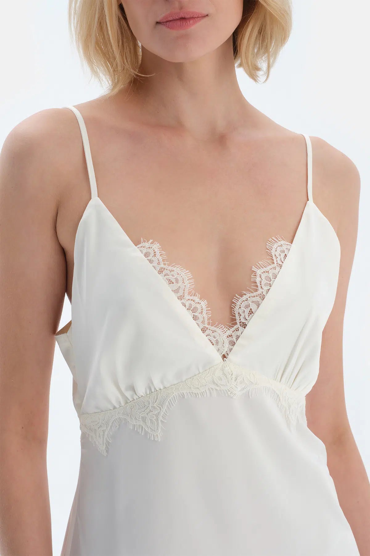 Kırık Beyaz Dantel Detaylı Saten Brıde Gecelik