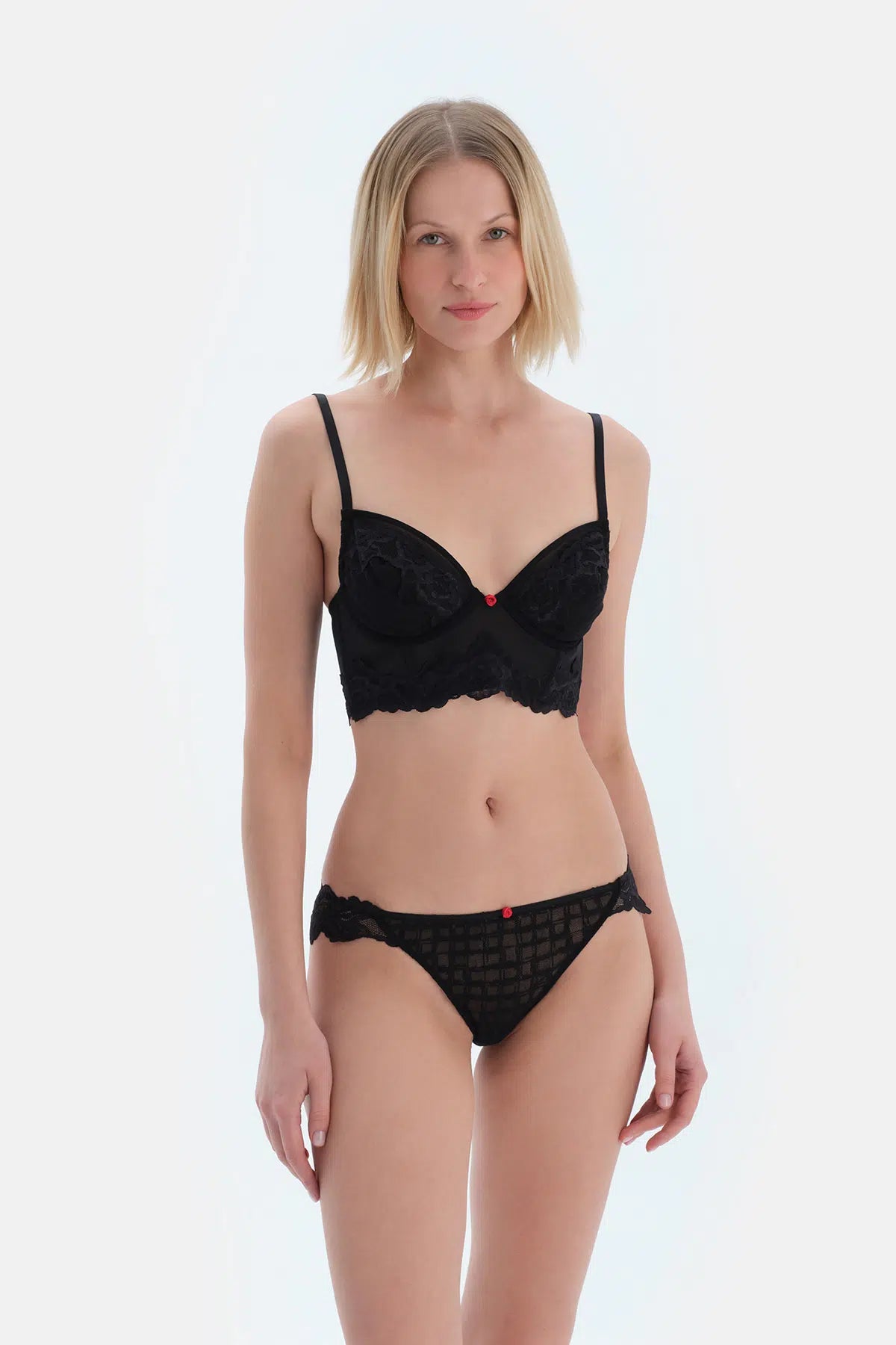 Siyah Aksesuar Detaylı Dantelli G-Strıng Külot