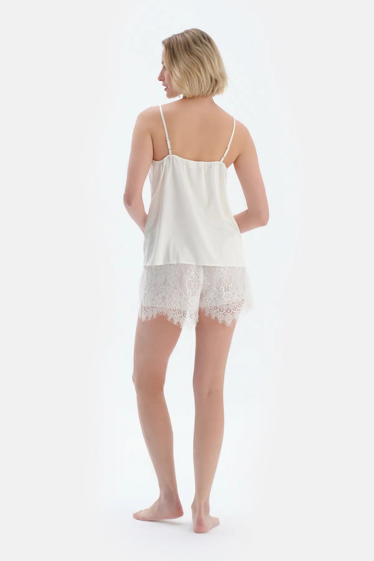 Kırık Beyaz Dantel Detaylı Brıde Şort