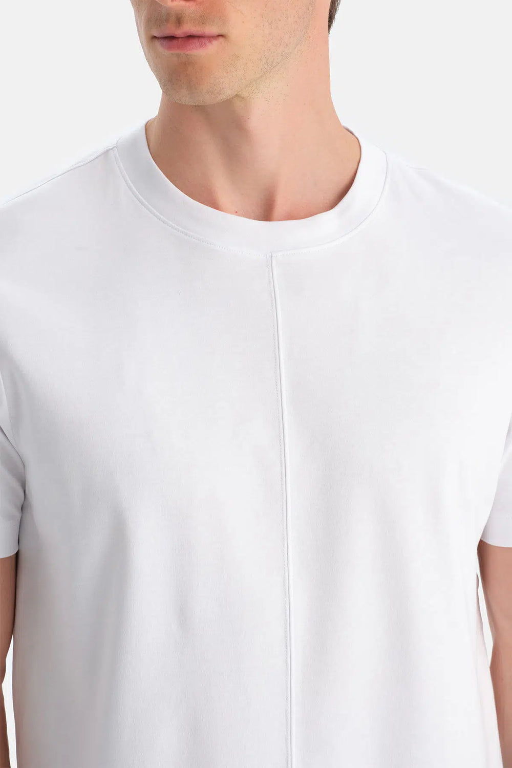 Kırık Beyaz Bis Yaka Ön Dikiş Detaylı Regular Tişört