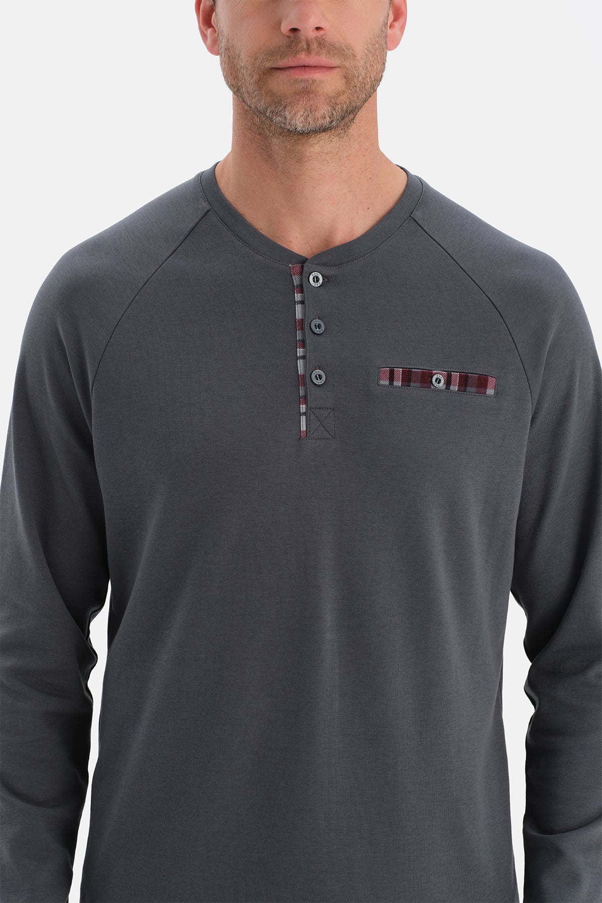 UZUN KOLLU PAT VE CEP DETAYLI TİŞÖRT PANTOLON TAKIM