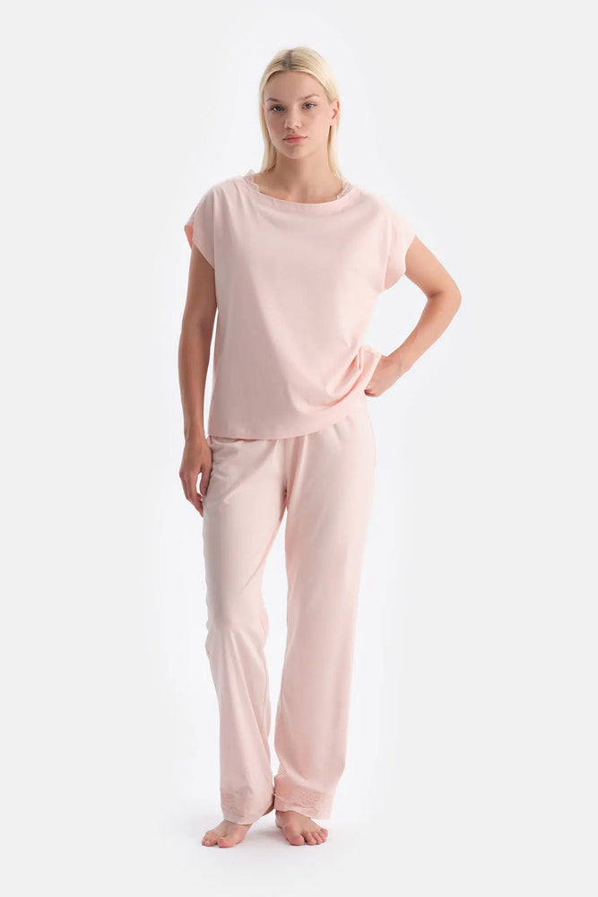 Açık Somon Dantel Detaylı Kayık Yaka Tişört Pantolon Takım