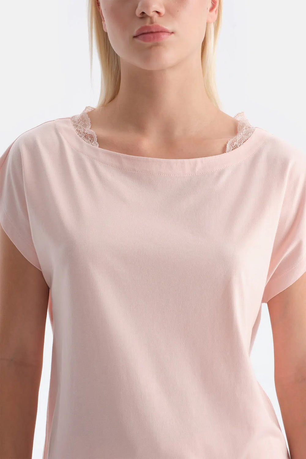 Açık Somon Dantel Detaylı Kayık Yaka Tişört Pantolon Takım