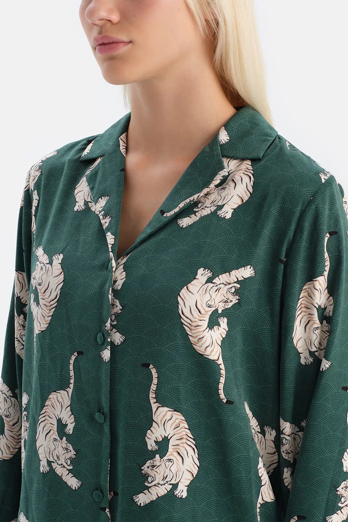 Koyu Yeşil Leopar Desenli Saten Gömlek