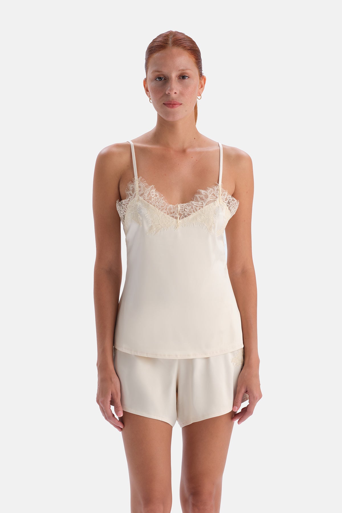 Ekru Dantel Detaylı Camisole ve Şort