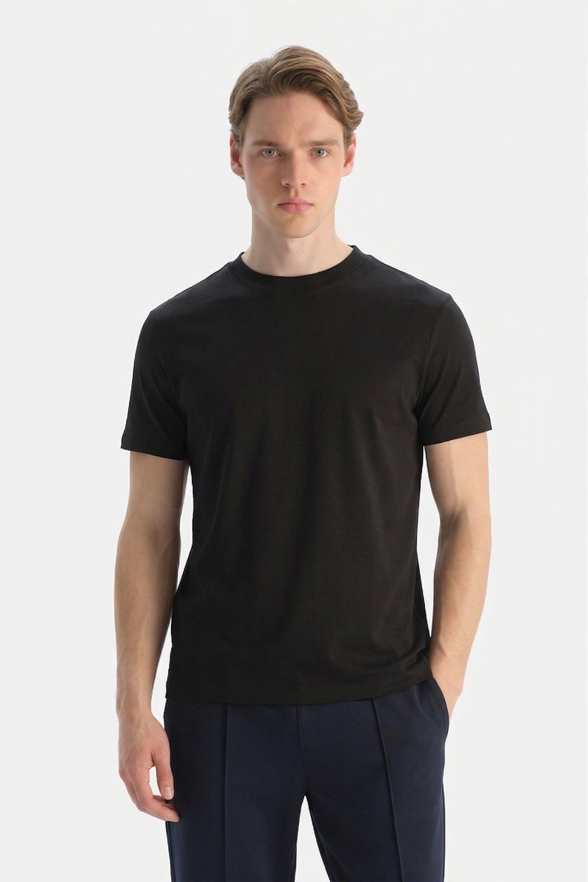 Siyah Bisiklet Yaka Regular Tişört