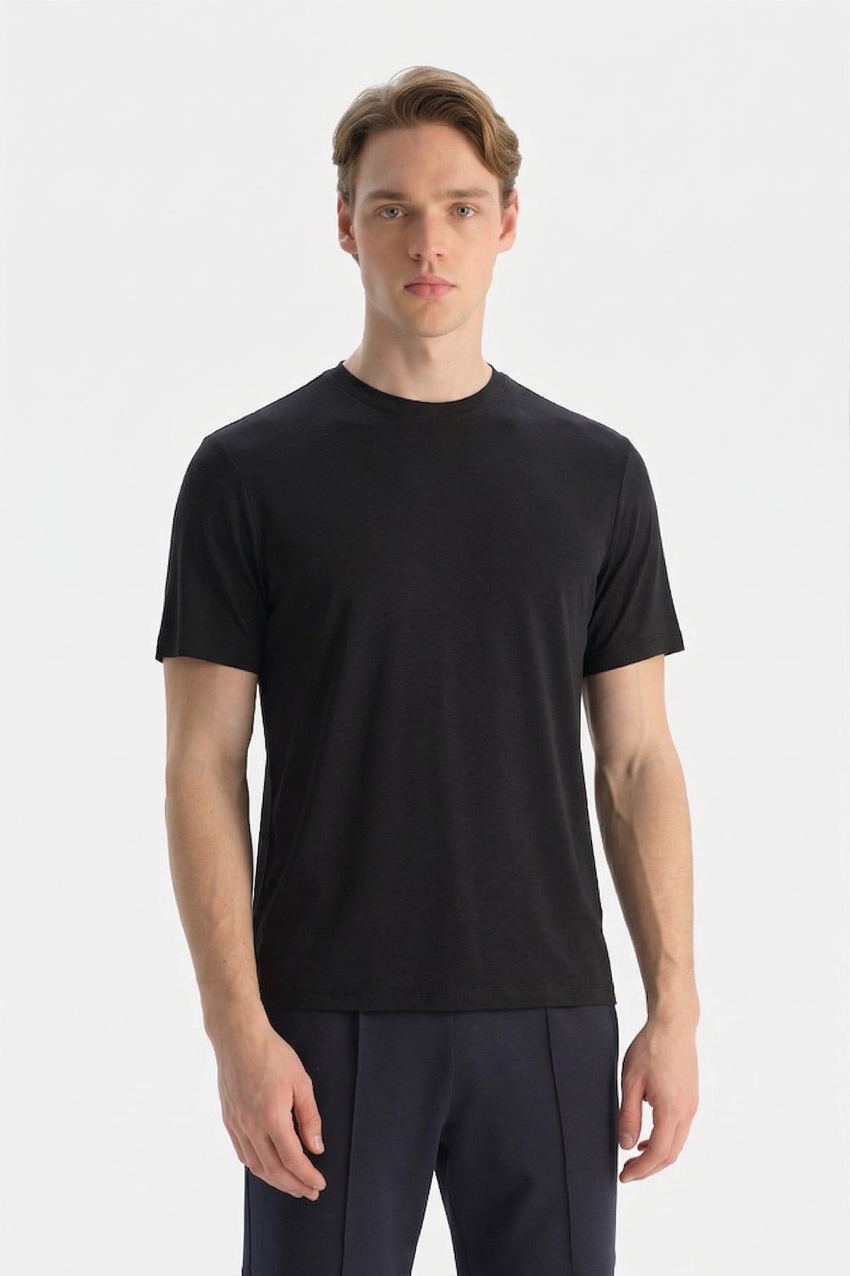 Siyah Bisiklet Yaka Modal Karışımlı Suprem Tişört