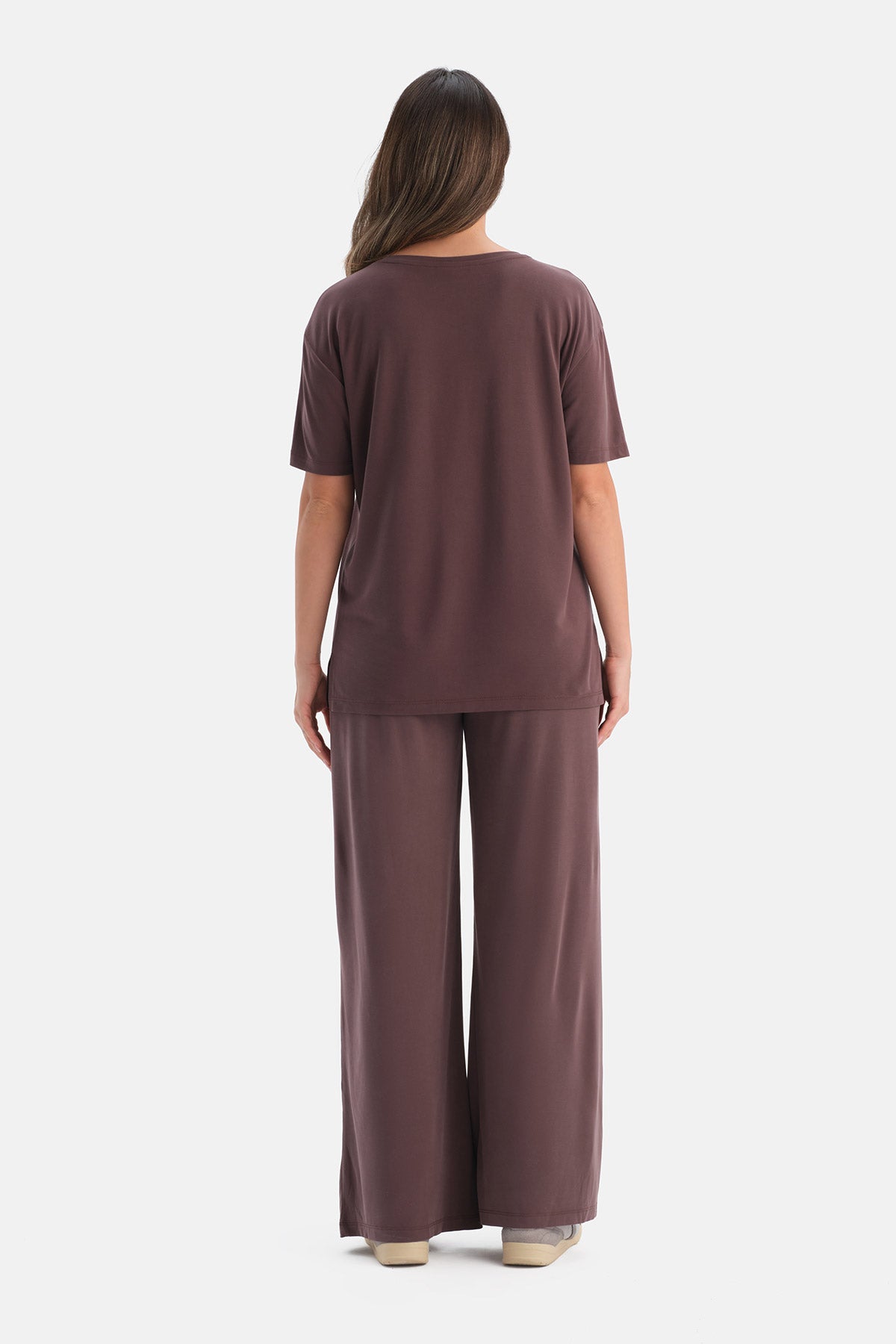 ARKASI DİKİŞ DETAYLI KISA KOLLU MODAL TİŞÖRT