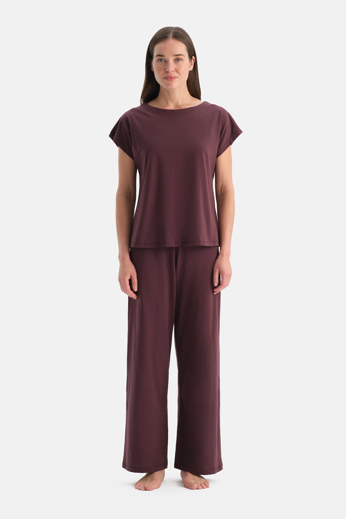 KAYIK YAKA KISA KOLLU TİŞÖRT PANTOLON TAKIM