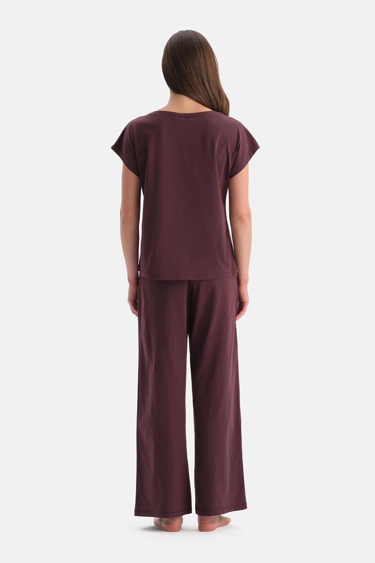 KAYIK YAKA KISA KOLLU TİŞÖRT PANTOLON TAKIM