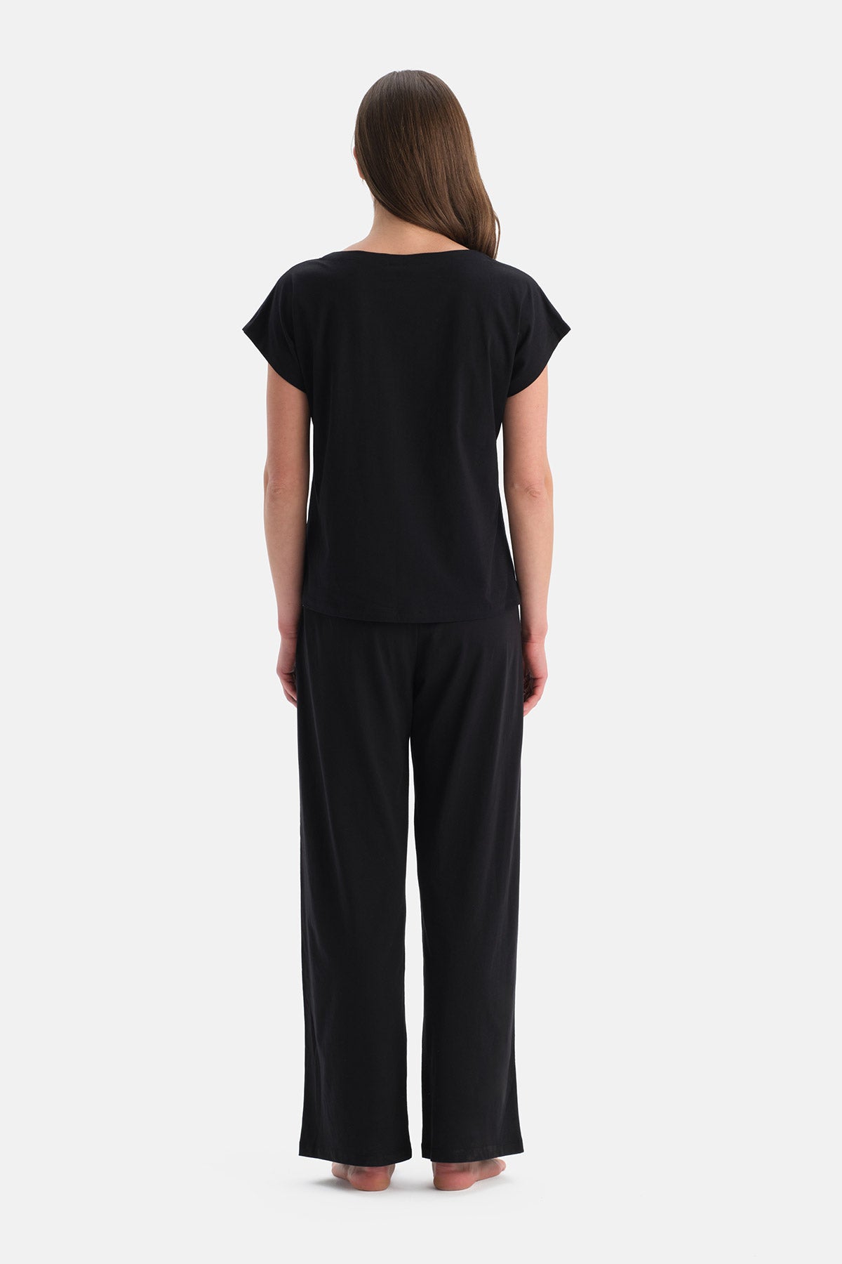 KAYIK YAKA KISA KOLLU TİŞÖRT PANTOLON TAKIM