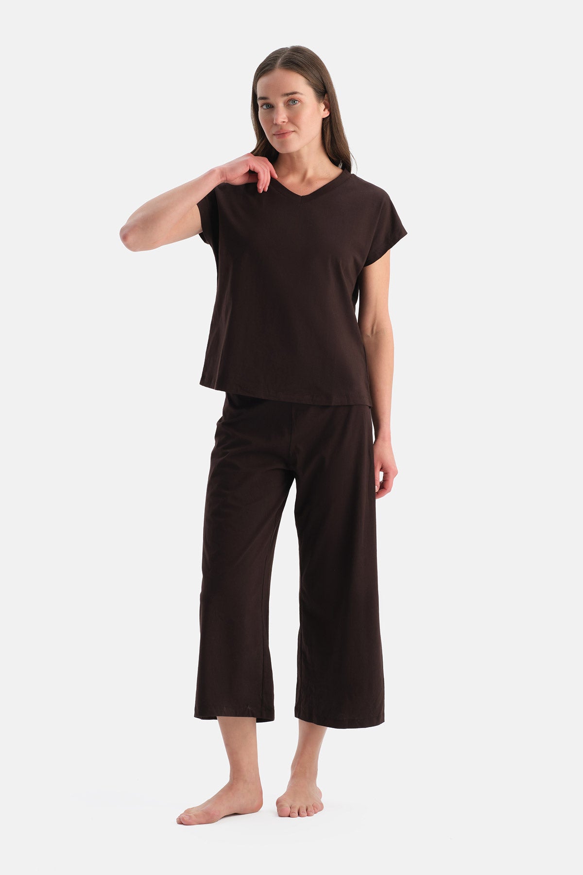 V YAKA KISA KOLLU TİŞÖRT PANTOLON TAKIM