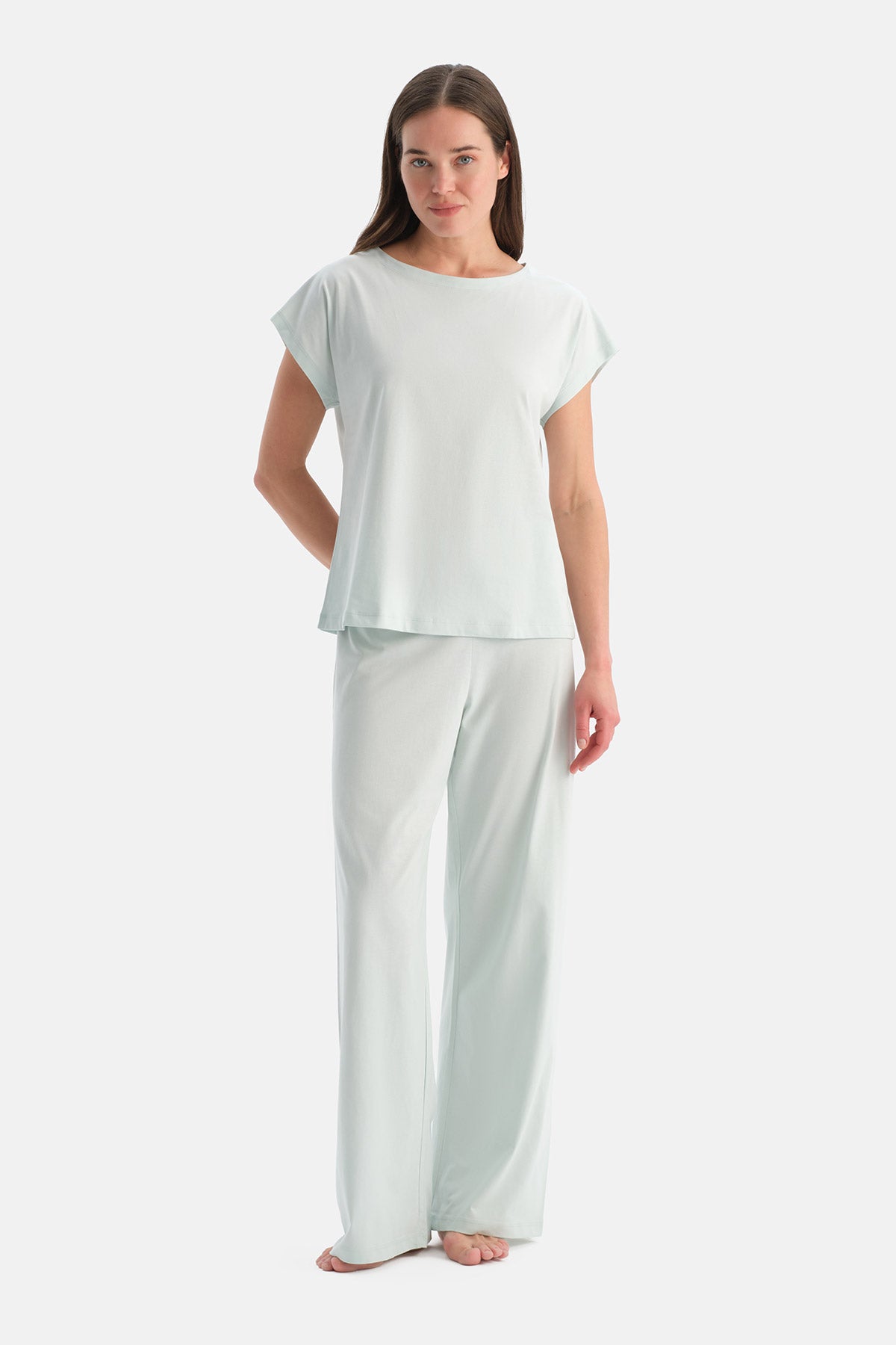 KAYIK YAKA KISA KOLLU TİŞÖRT PANTOLON TAKIM