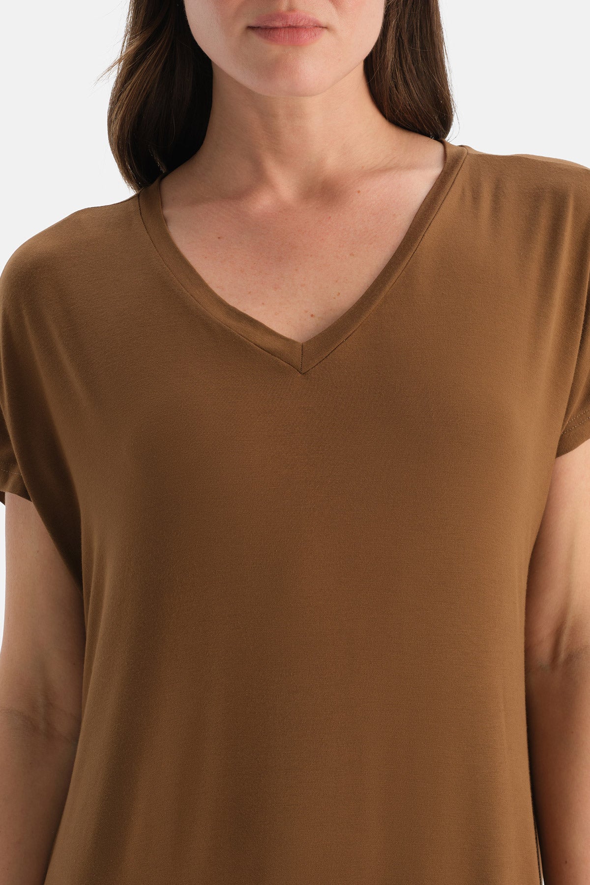 V YAKA KISA KOLLU GECELİK