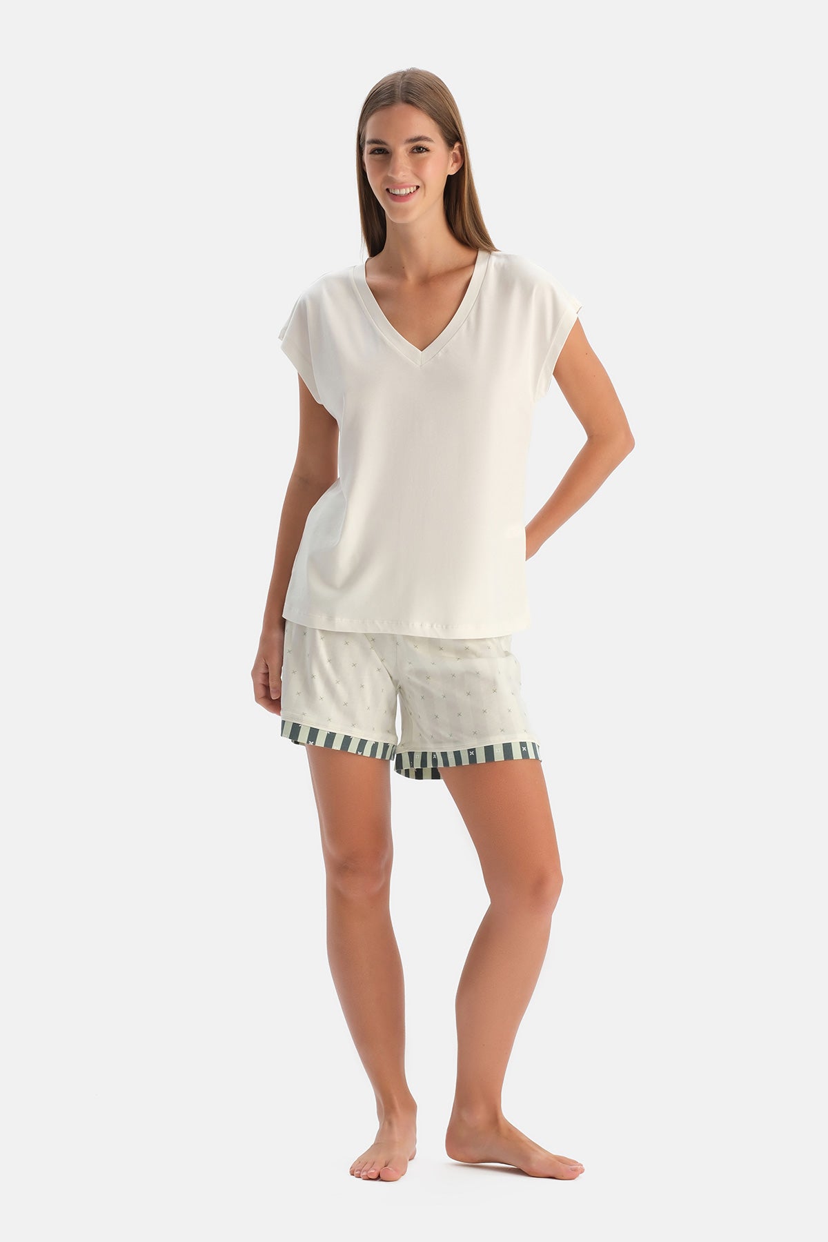 Ekru V Yaka Düşük Omuzlu Tişört Şort Takım