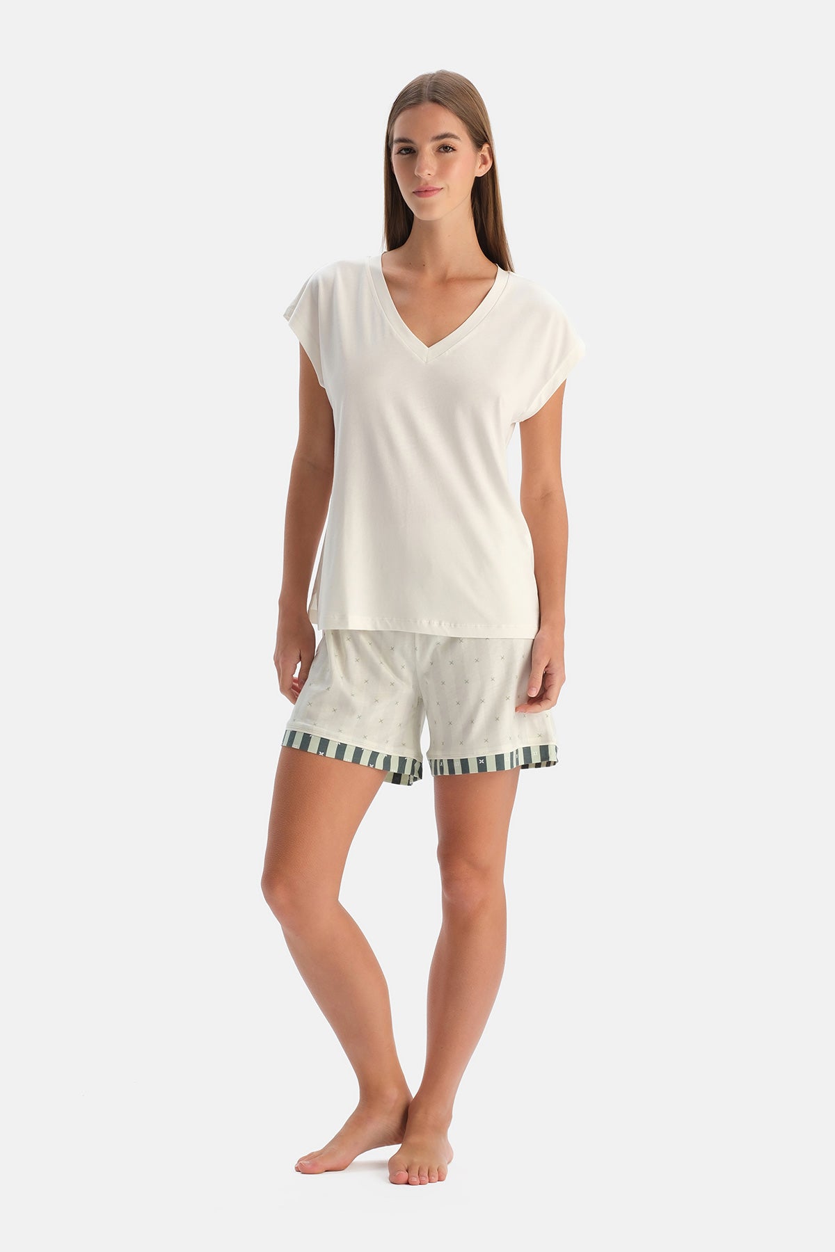 Ekru V Yaka Düşük Omuzlu Tişört Şort Takım