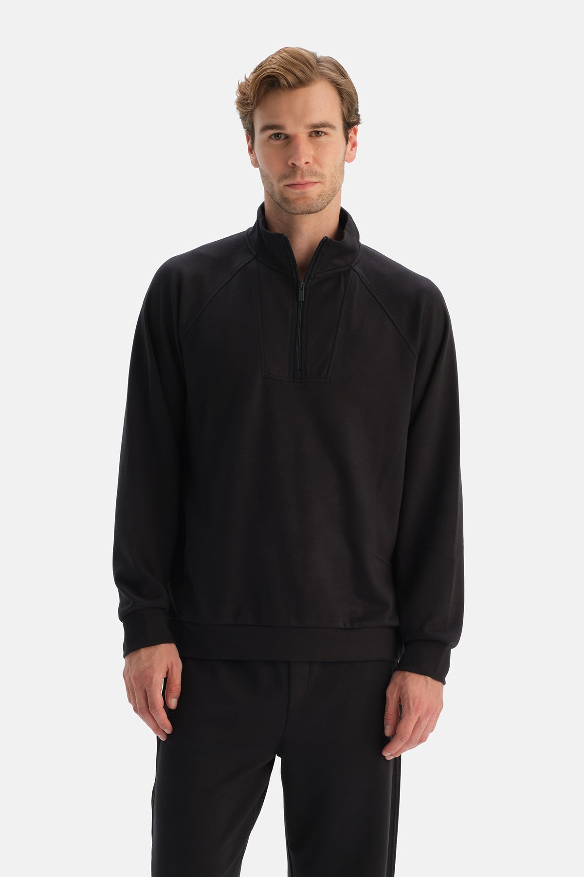 Siyah Yarım Fermuarlı Dik Yaka Sweatshirt