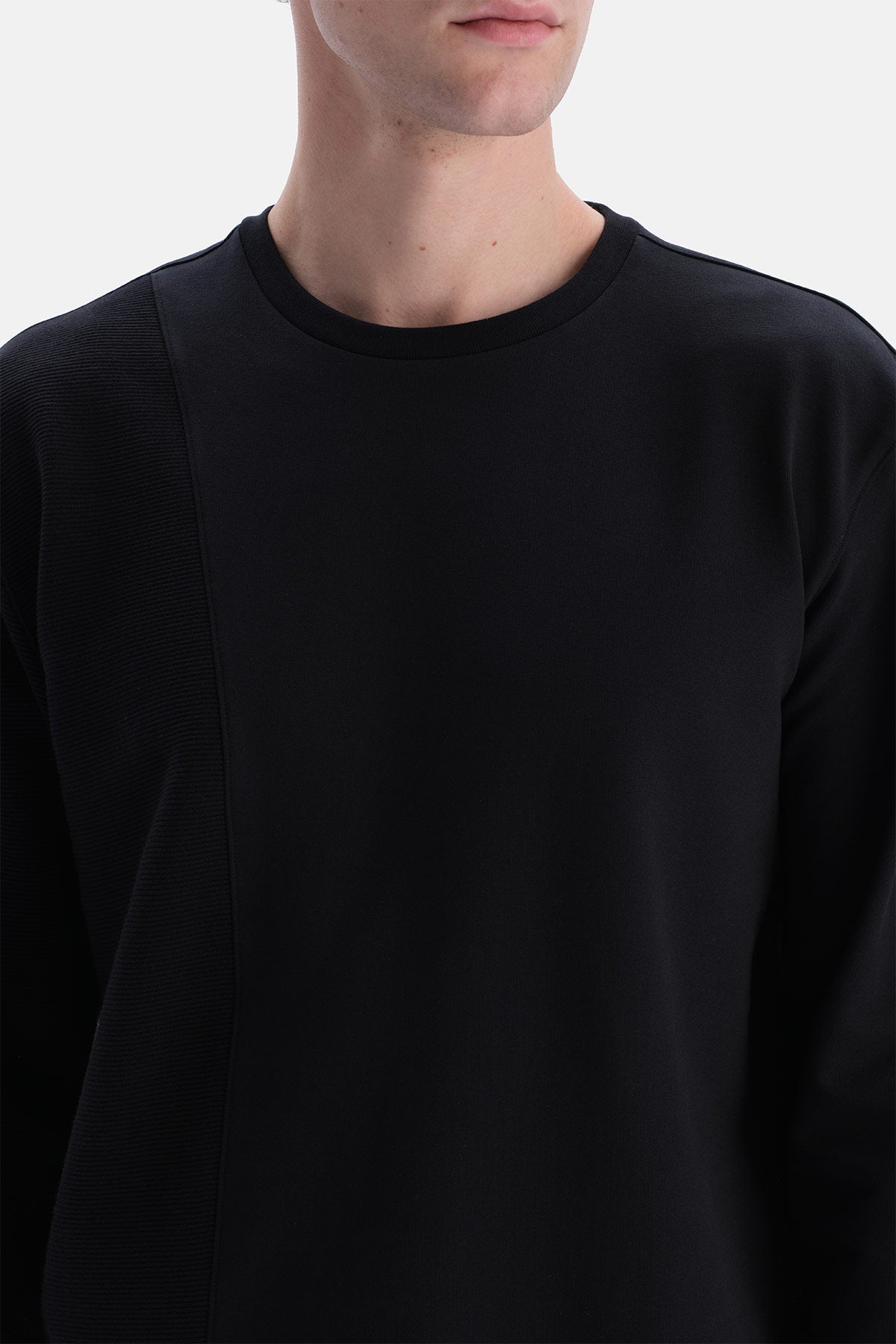 Siyah Bis Yaka Ribana Detaylı Sweatshirt