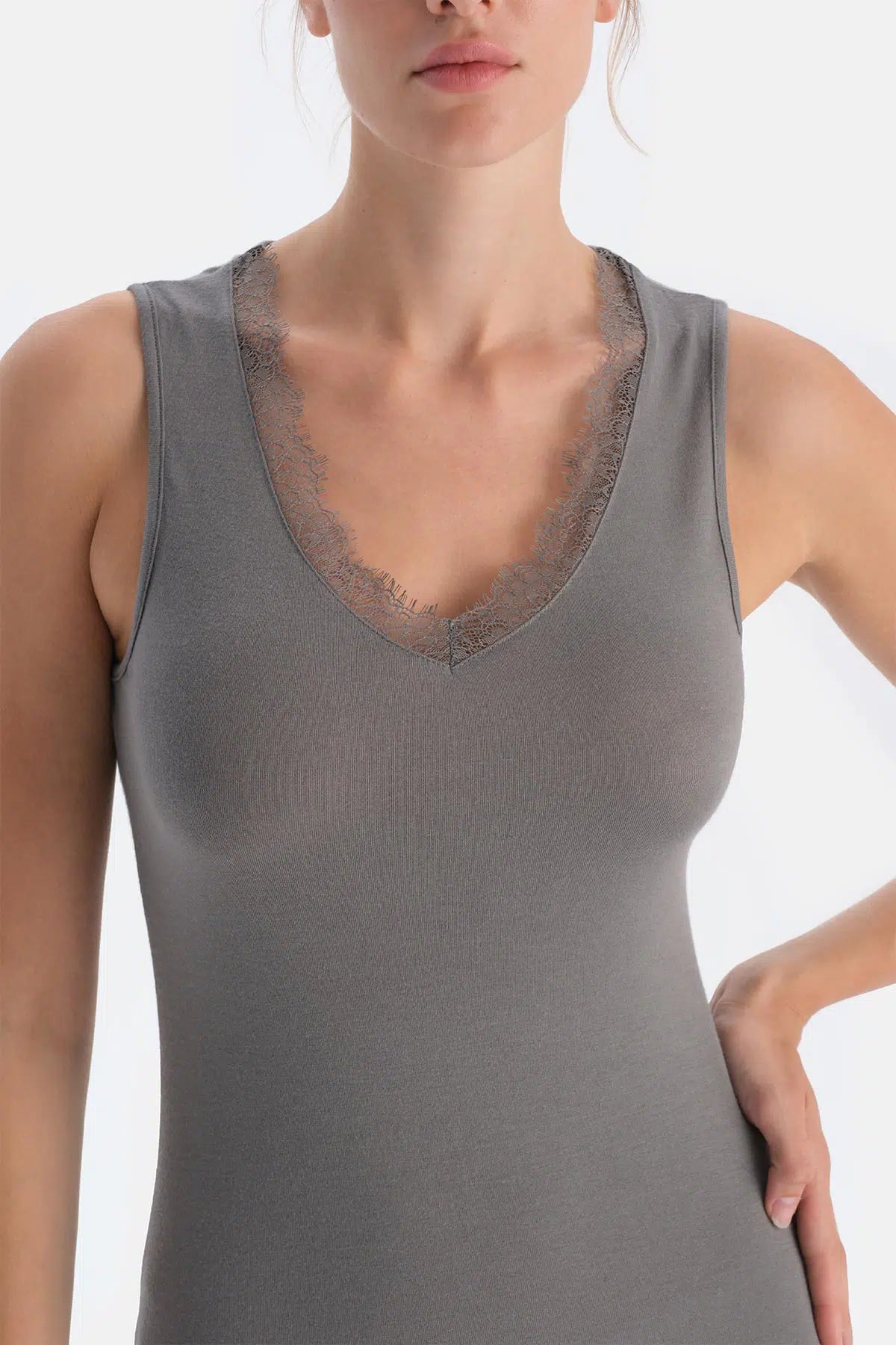 Koyu Gri Modal Kaşmir Dantel Detaylı V Yaka Kolsuz Bluz