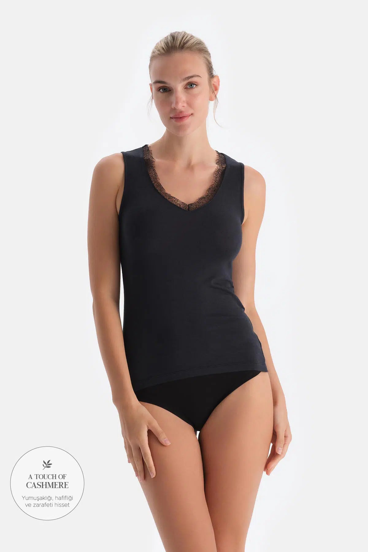 Siyah Modal Kaşmir Dantel Detaylı V Yaka Kolsuz Bluz